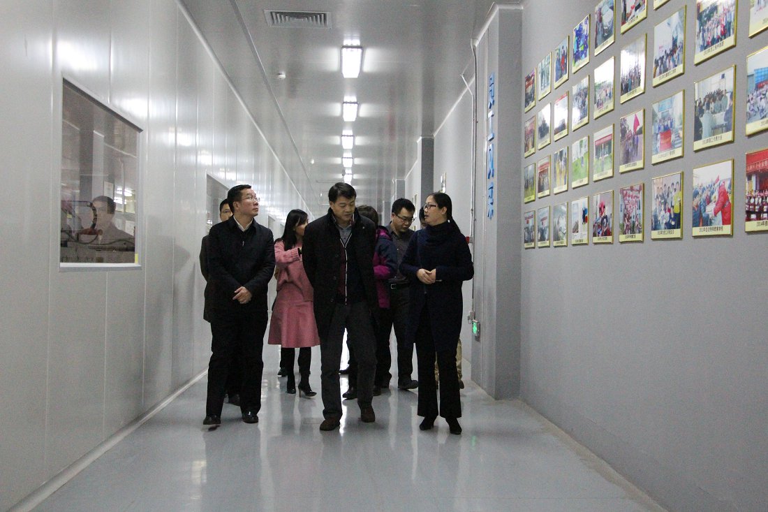 国家发改委宏观经济研究院办公室副主任王国林一行莅临沃格光电调研指导工作 国家发改委宏观经济研究院办公室副主任王国林一行莅临沃格光电调研指导工作